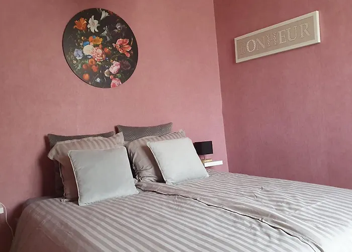 Close To Centre, 3 Rooms, 2 Bathr & Wc, Free Parking & Wifi, Spacious Living Area & Kitchen