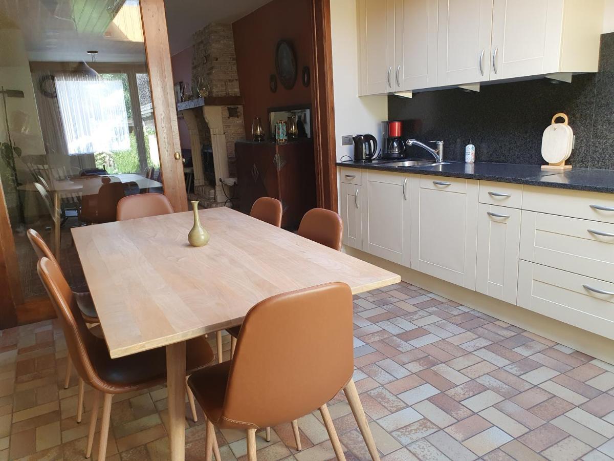Casa de Férias Close To Centre, 3 Rooms, 2 Bathr & Wc, Free Parking & Wifi, Spacious Living Area & Kitchen Bruges